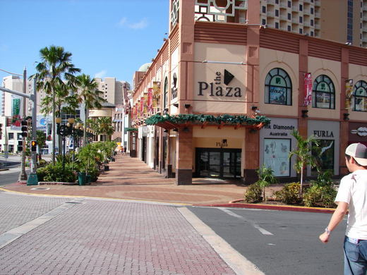 サ　プラザ　アウトリガーと隣接グアムプラザ向かい交差点