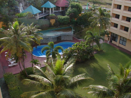 グアムプラザ部屋からプールを見下ろす